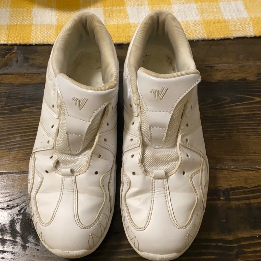 Cheer shoes